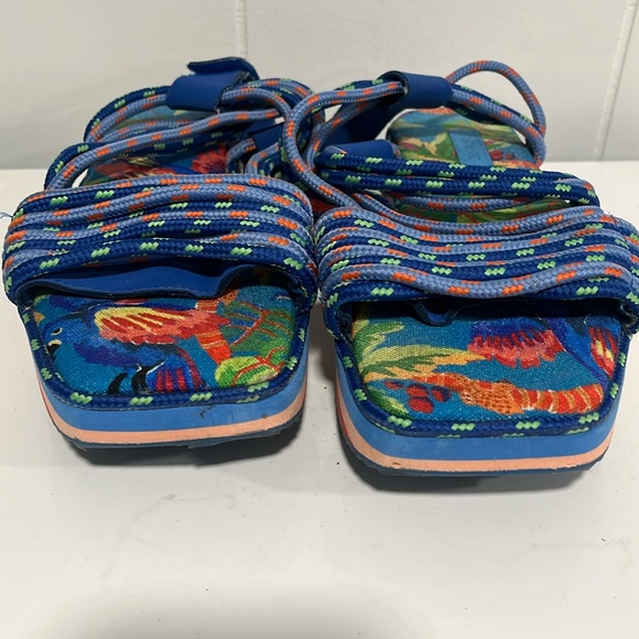 Farm Rio Blue Macaw Rainbow Strappy Platform Sandal Tropical Size 10 - Picture 8 of 11